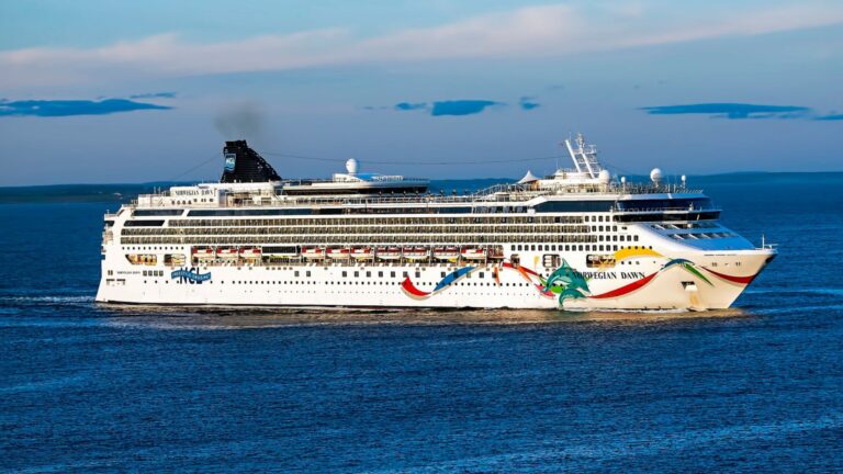 cruise ship open water Canadian Nature Visions via Pixabay
